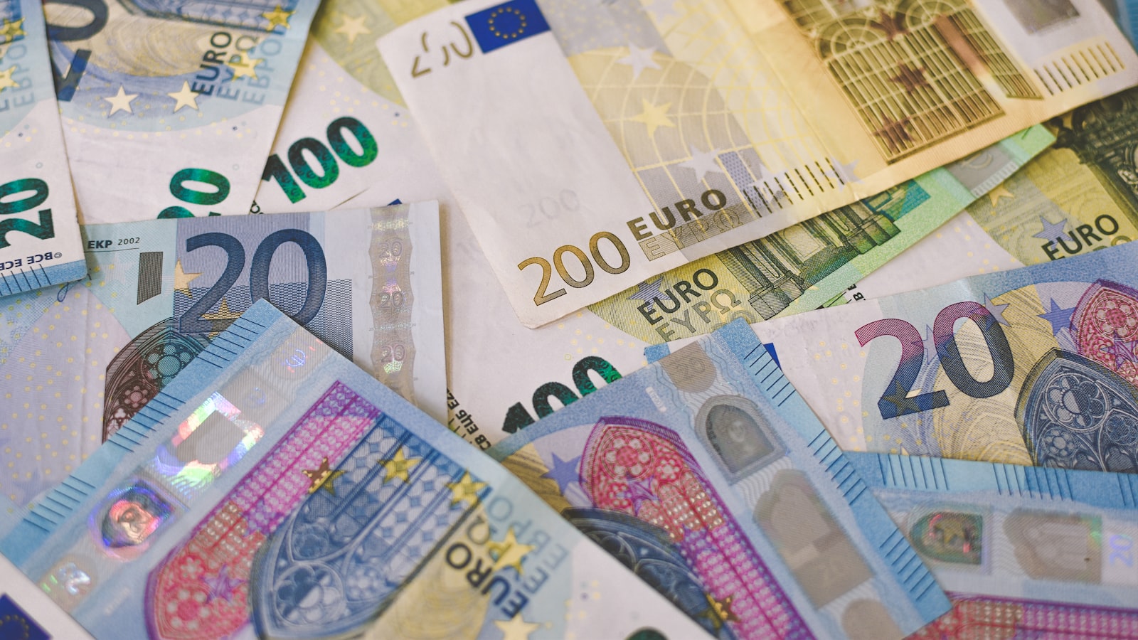 Billet de vingt euros posé sur une feuille, vente en ligne
