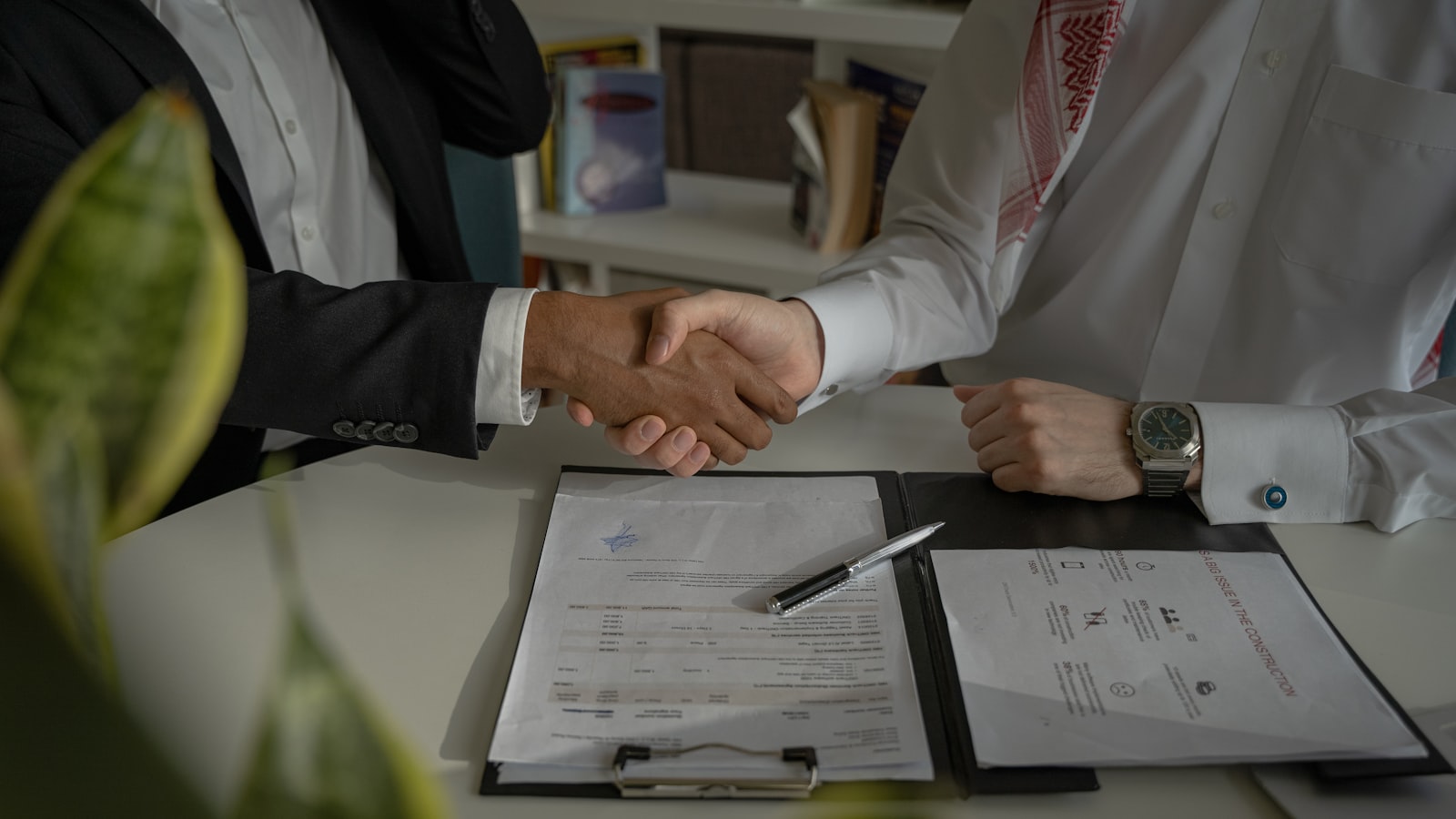 Poignée de main au-dessus d'un contrat de sponsoring