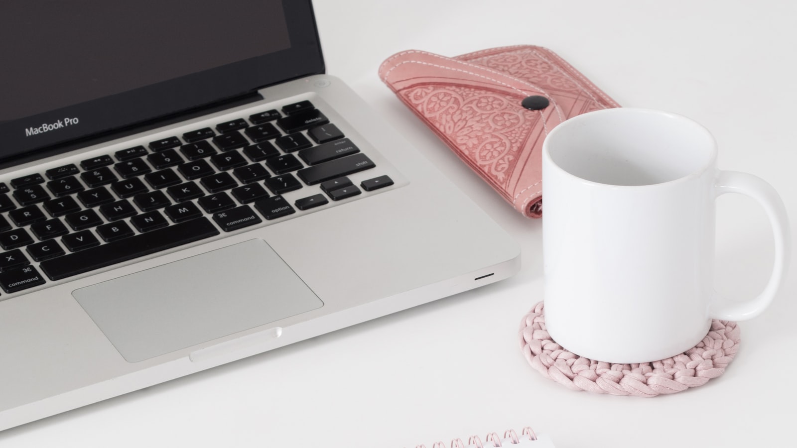 Ordinateur portable et tasse sur un bureau de travail