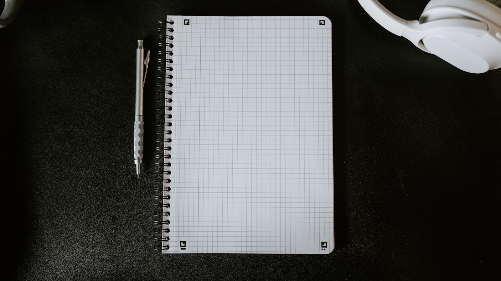 Bloc-notes et stylo près d'une tasse, rédaction de newsletter