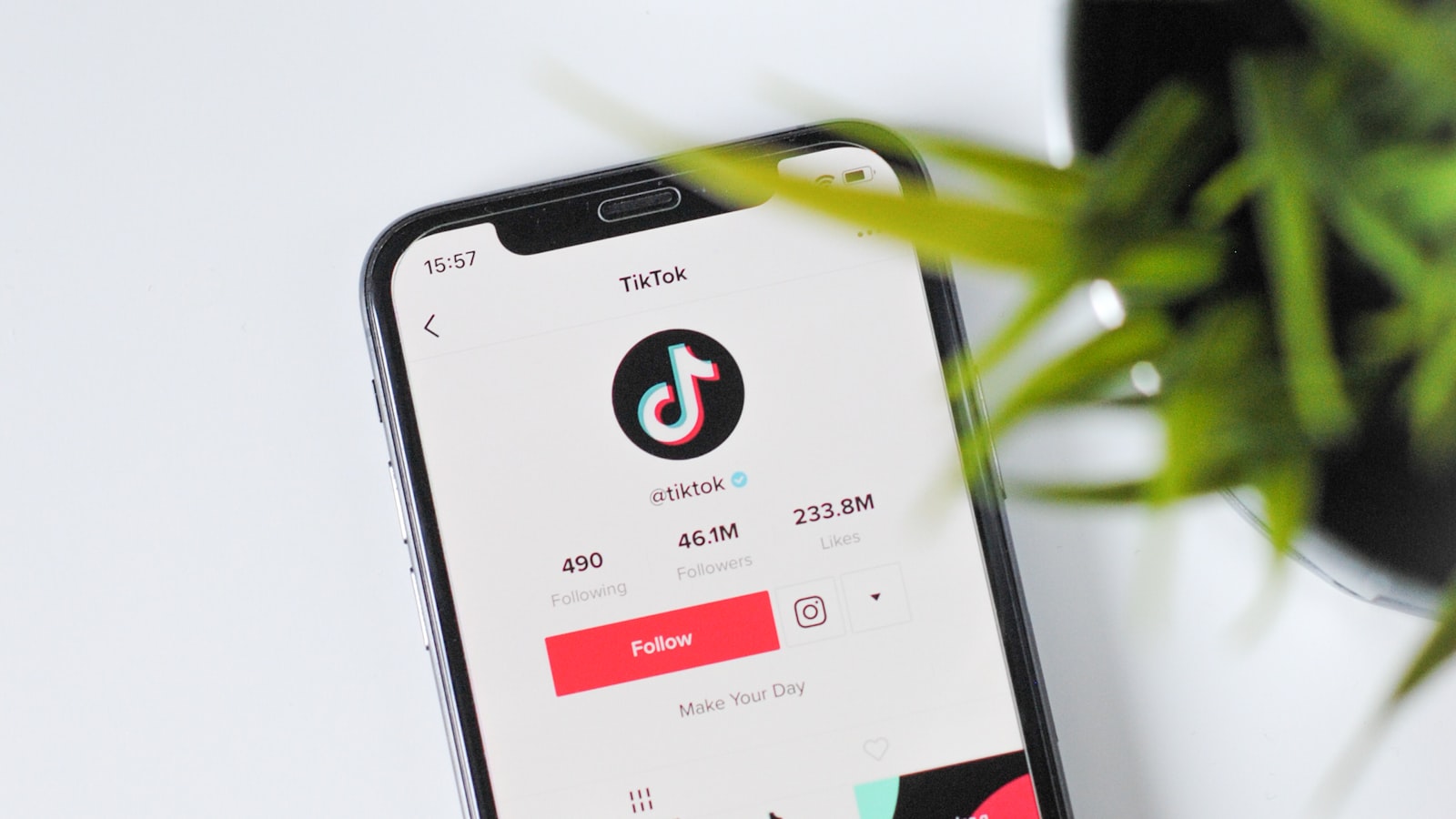 Smartphone posé sur une table affichant l'application TikTok
