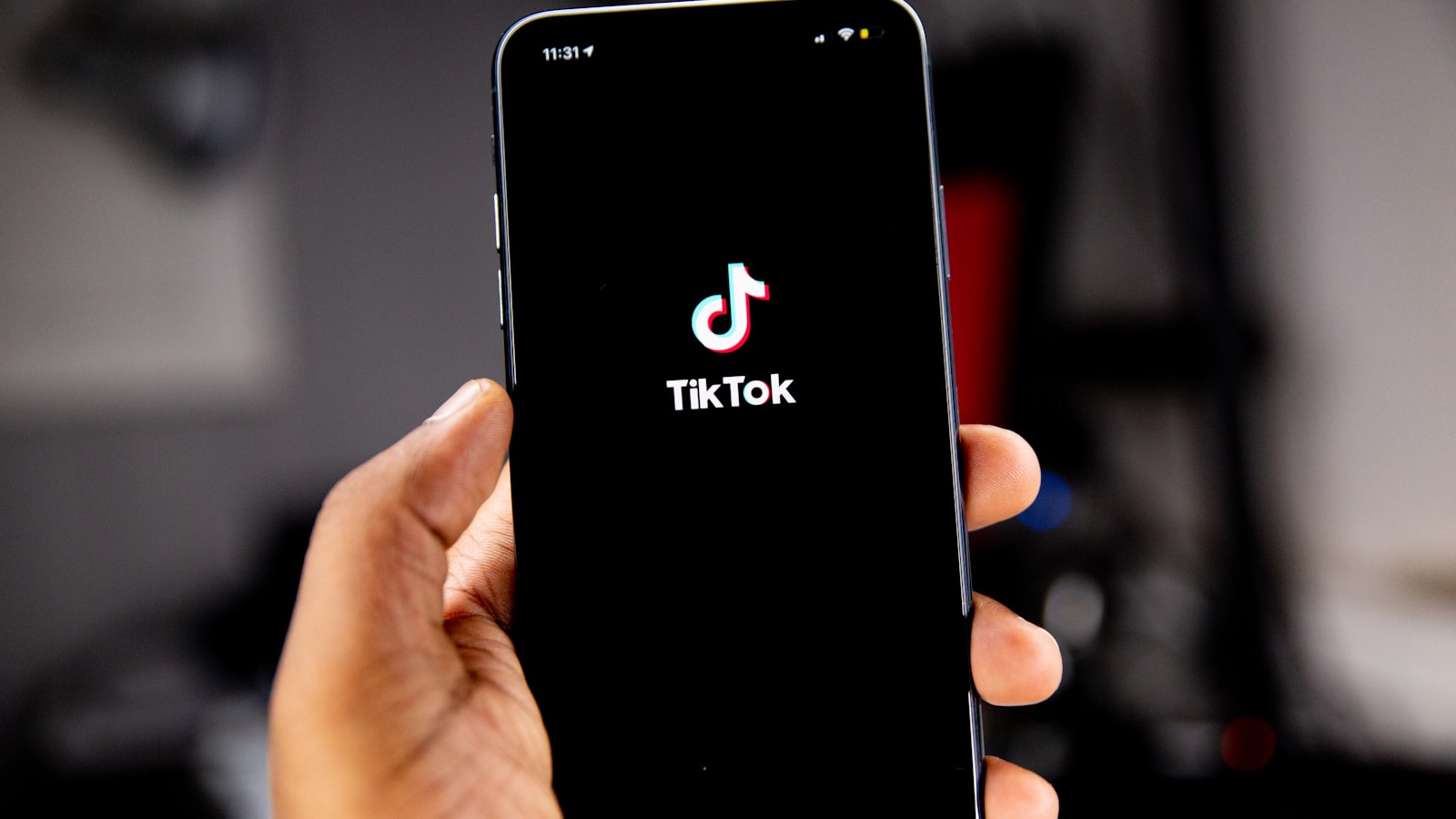 Main tenant un smartphone affichant un flux vidéo