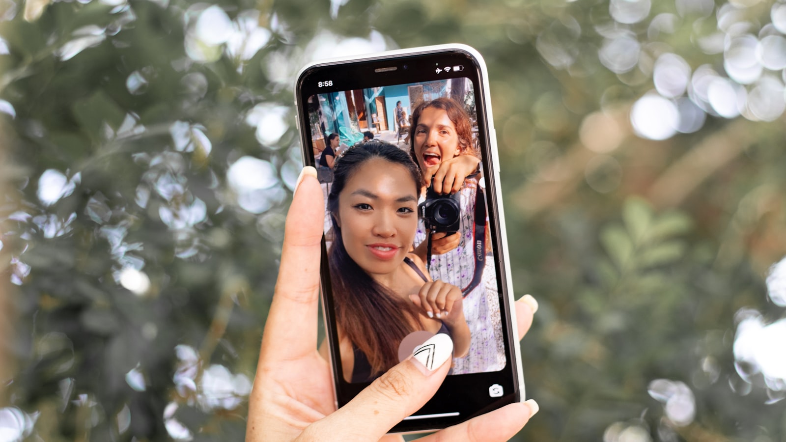Créatrice tenant son smartphone pour un partenariat de marque