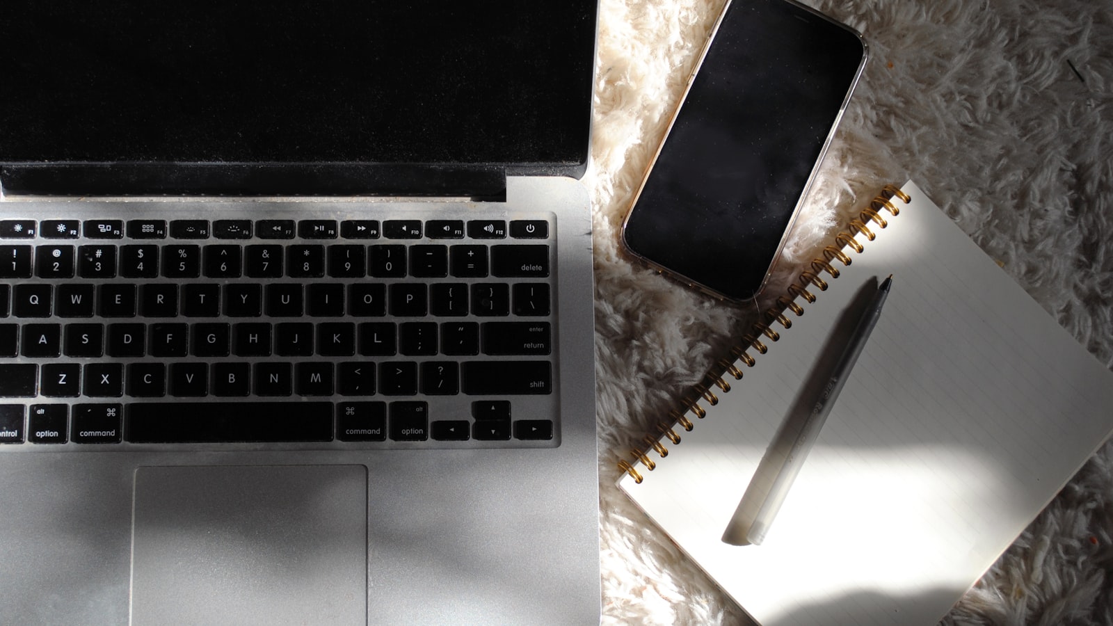 Ordinateur portable ouvert pour suivre une formation en ligne