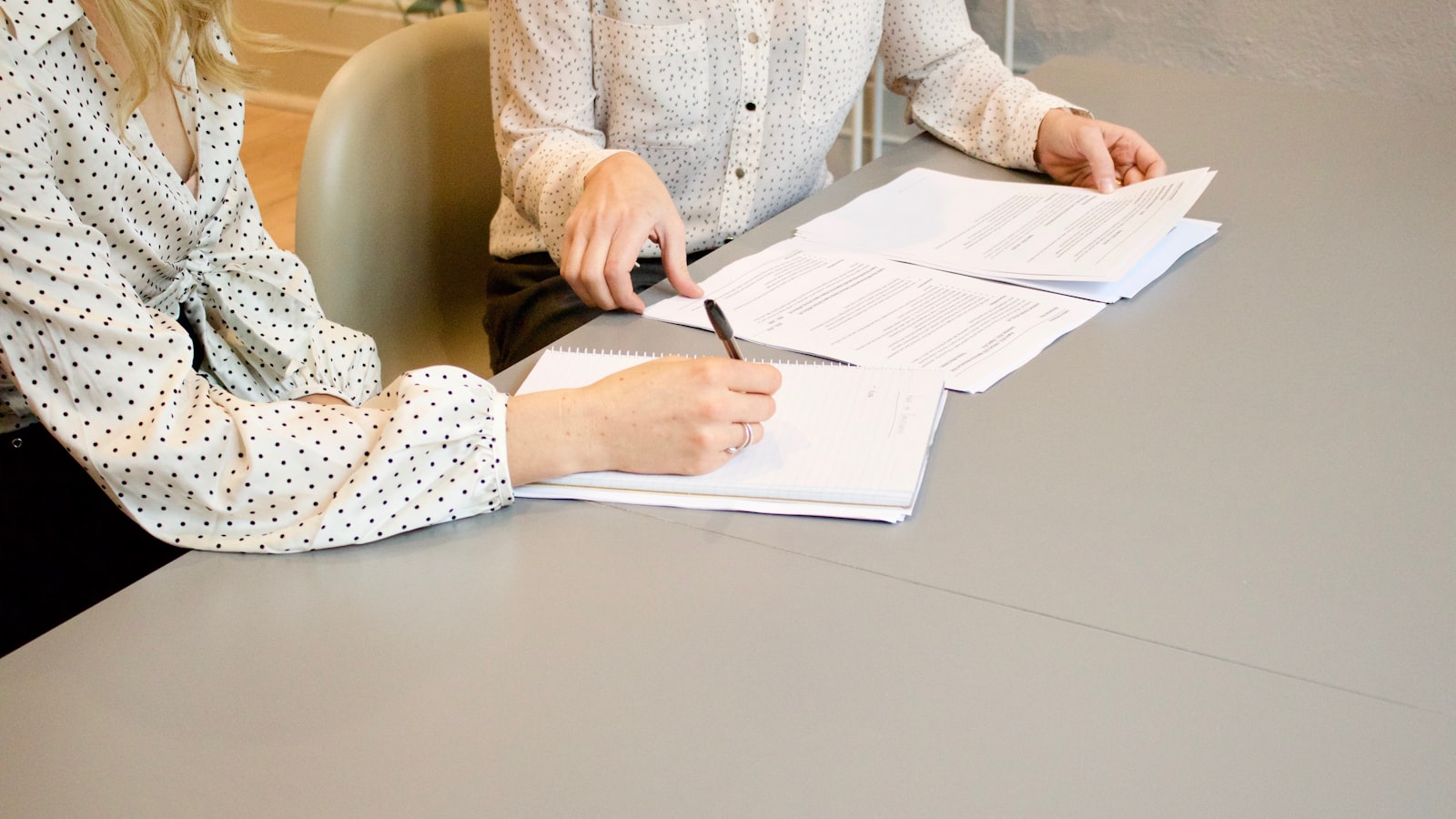 Signature d'un contrat de partenariat entre deux personnes