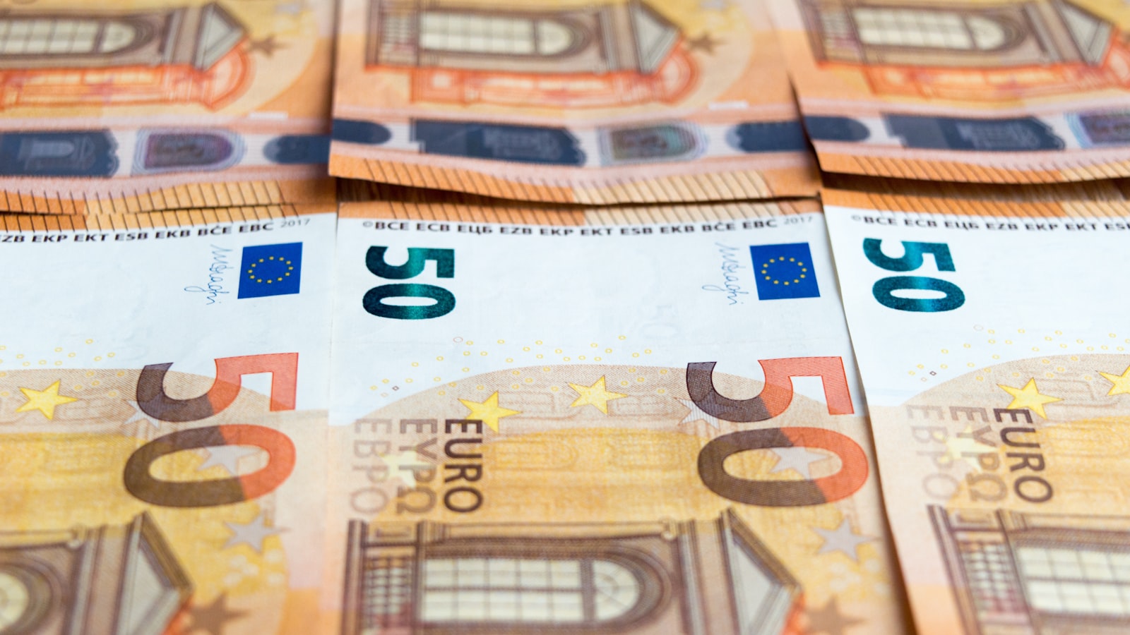Billet de cinquante euros sur une table en bois