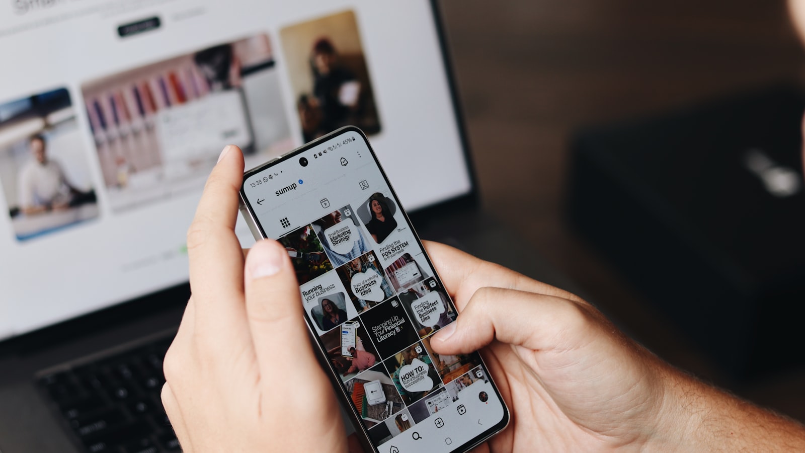 Personne filmant un produit avec son téléphone devant un ordinateur