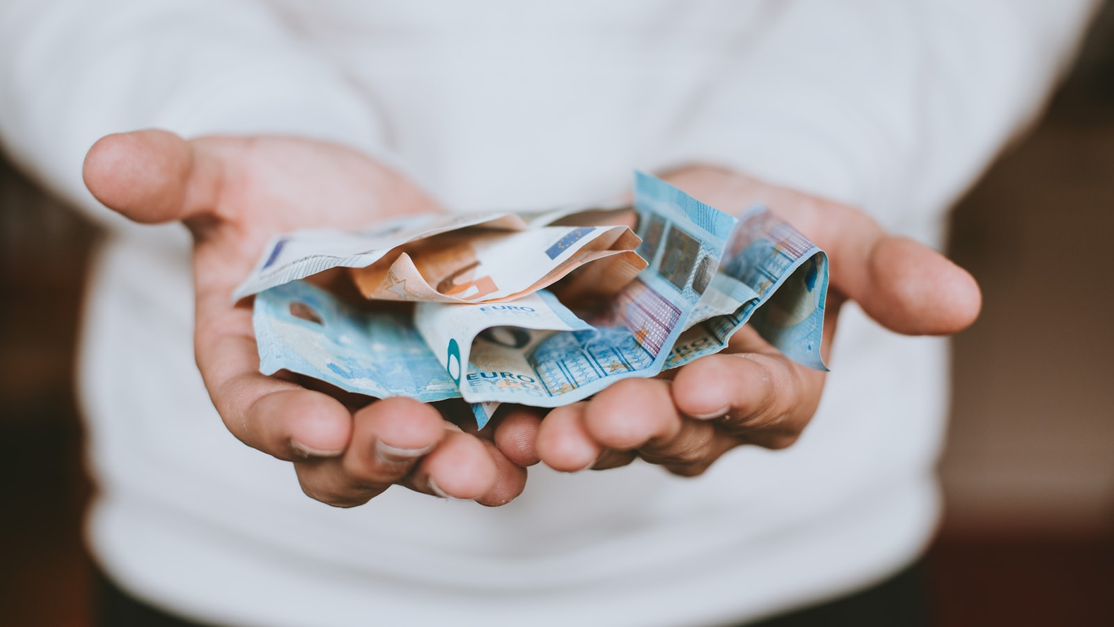 Deux billets en euros posés côte à côte